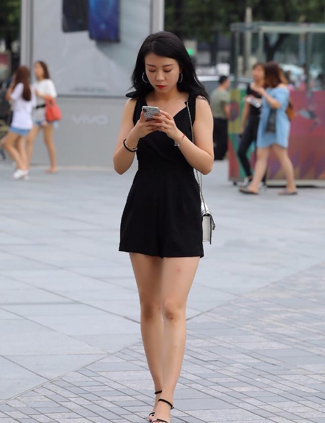 开元体育·(中国)官方网站时尚简洁的连衣裙休闲塑形又耐看优雅时尚(图1)