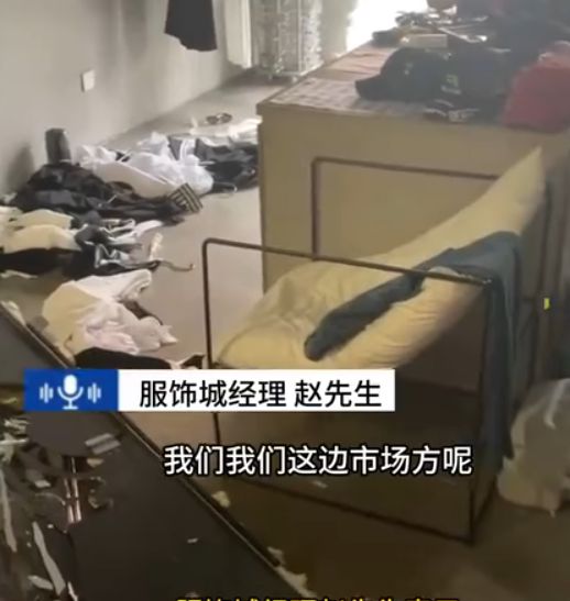 开元体育·(中国)官方网站扔衣服、踩碎试衣镜！上海女子的服装店被打砸！疑是房东想(图2)