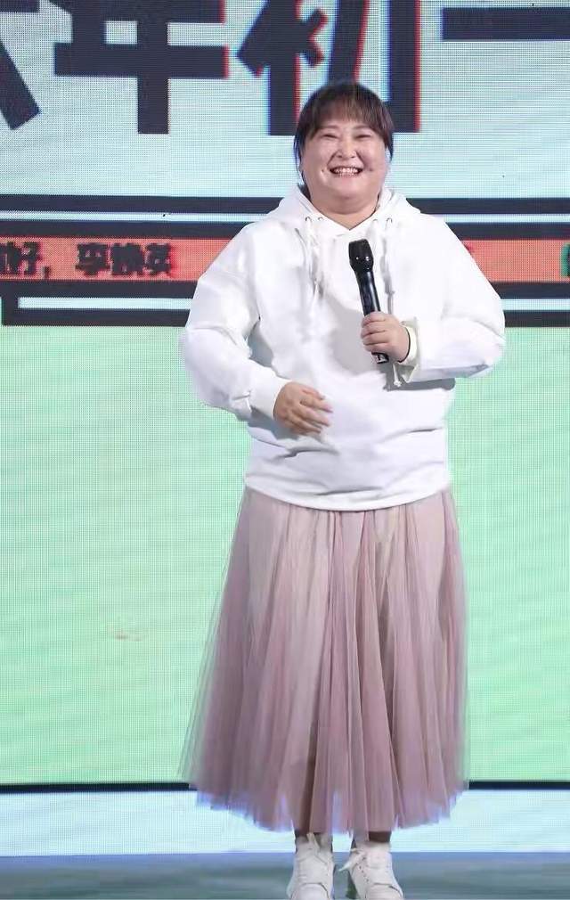 开元体育·(中国)官方网站150斤贾玲身材不算好但挺耐看！穿印花公主裙清新减龄气(图8)