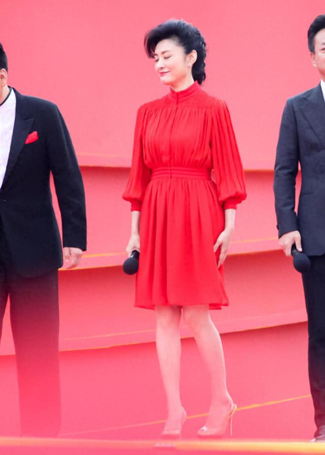 开元体育周涛气质独特又一绝穿红色连衣裙展现优越气质薄纱裙仙气飘飘(图4)