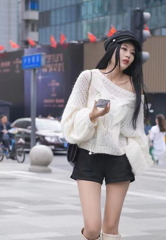 开元体育·(中国)官方网站白色镂空毛衣配黑色短裤比较简单容易显矮显胖(图1)