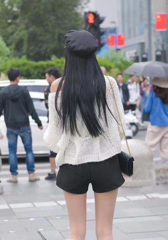开元体育·(中国)官方网站白色镂空毛衣配黑色短裤比较简单容易显矮显胖(图2)