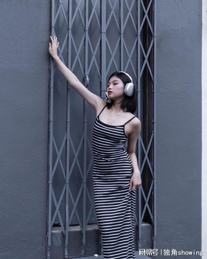 开元体育·(中国)官方网站这条黑白连衣裙简直太炫了！女神范十足的优雅气质秒杀全场(图3)