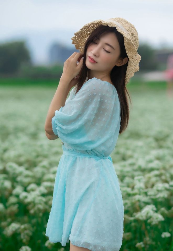 开元体育·(中国)官方网站温柔清爽的浅蓝色雪纺连衣裙清新素雅显出年轻活力气质魅力(图1)