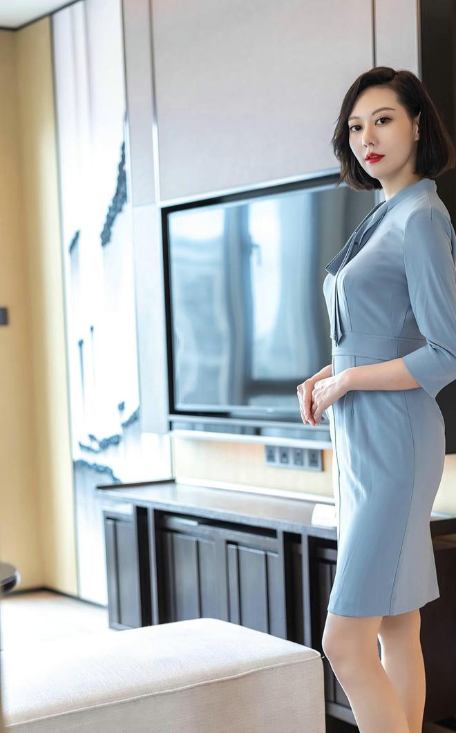 开元体育·(中国)官方网站蓝色的连衣裙简洁干练的款式很是时尚百搭凸显了女性的柔美(图3)