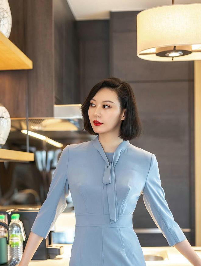 开元体育·(中国)官方网站蓝色的连衣裙简洁干练的款式很是时尚百搭凸显了女性的柔美(图4)