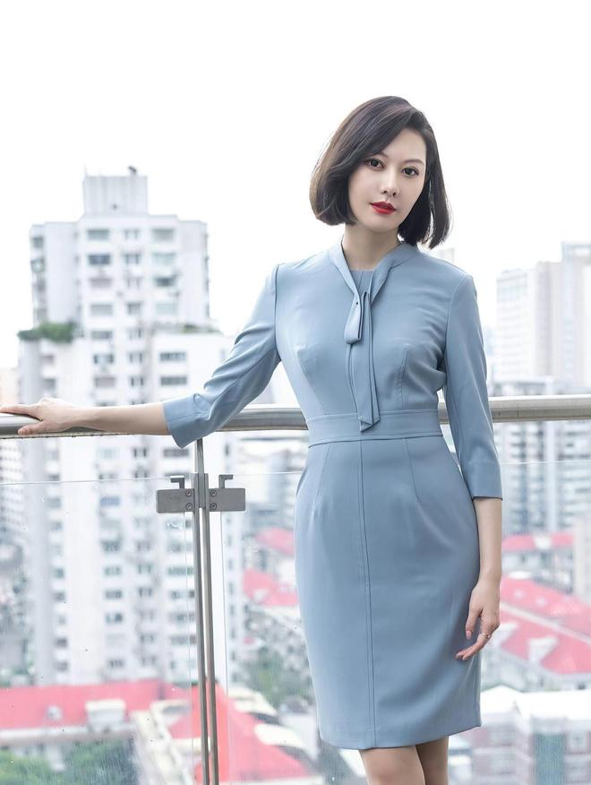 开元体育·(中国)官方网站蓝色的连衣裙简洁干练的款式很是时尚百搭凸显了女性的柔美(图1)