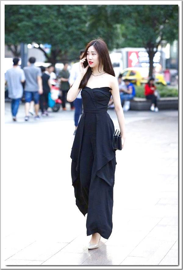 开元体育·(中国)官方网站街拍：青春少艾身穿黑色印花唐装果真有大家闺秀的风范气质(图1)