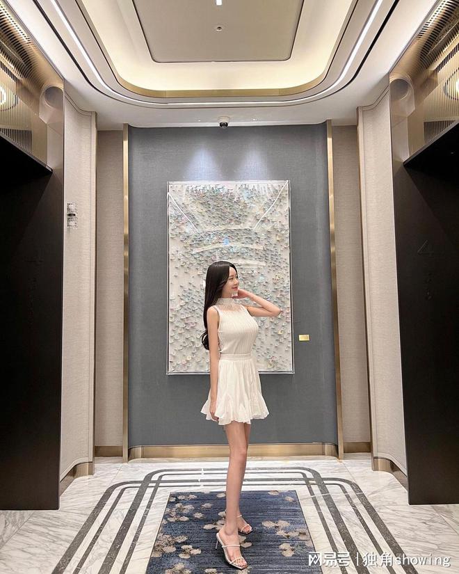 开元体育·(中国)官方网站白色礼服款连衣裙太美了时尚唯美端庄秀丽(图3)