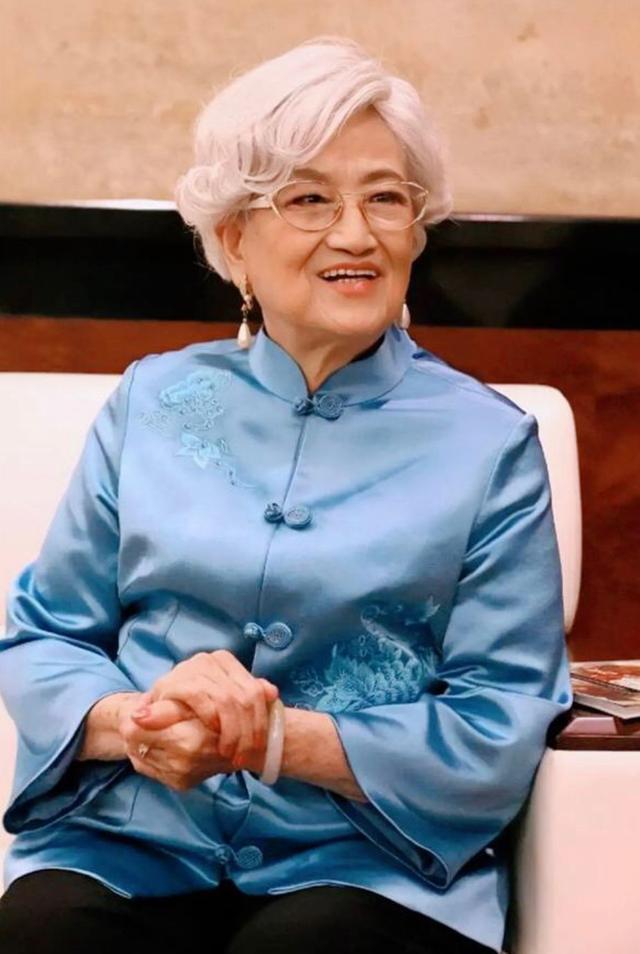 开元体育95岁王文娟老得优雅穿唐装配一头银发端庄高贵活成奶奶辈典范(图3)