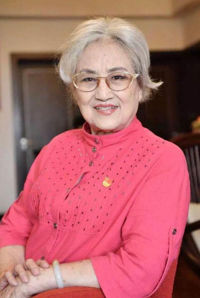 开元体育95岁王文娟老得优雅穿唐装配一头银发端庄高贵活成奶奶辈典范(图6)