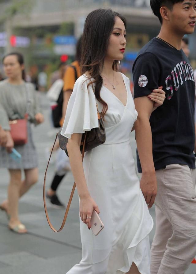 开元体育·(中国)官方网站想要在聚会中脱颖而出这样一件这样的礼服裙提升气质(图3)