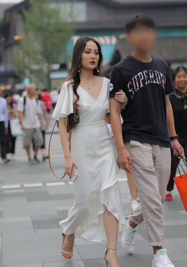 开元体育·(中国)官方网站想要在聚会中脱颖而出这样一件这样的礼服裙提升气质(图1)