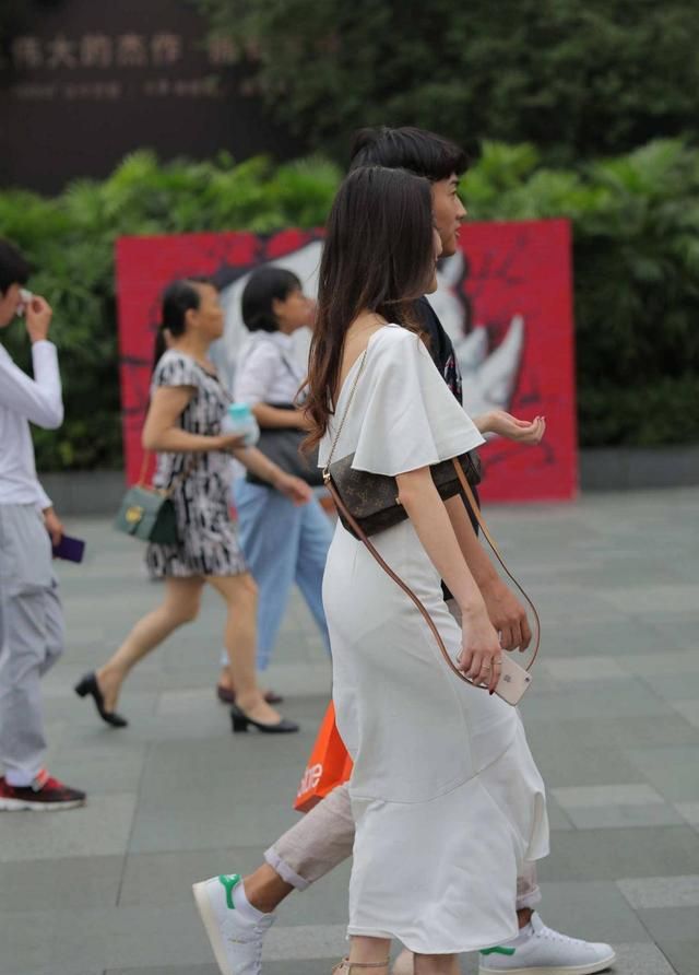 开元体育·(中国)官方网站想要在聚会中脱颖而出这样一件这样的礼服裙提升气质(图4)