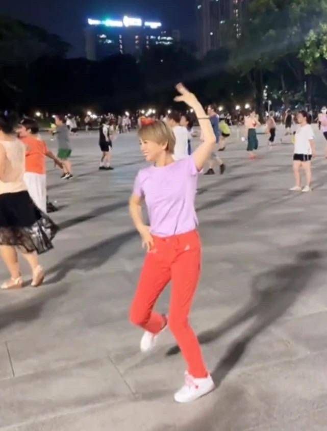 开元体育·(中国)官方网站刘玉翠老年单身更自在在广场跳舞很欢乐打扮的比素人还简朴(图2)