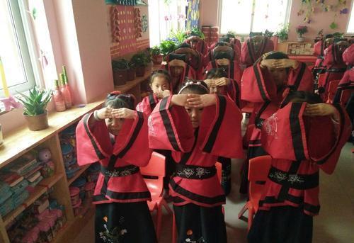 开元体育·(中国)官方网站幼儿园老师要求孩子穿汉服样式让人眼花缭乱最后一个赢了！(图4)