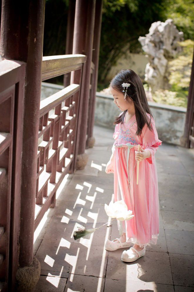 开元体育·(中国)官方网站精致养眼的桐花坞女童汉服宝贝穿上温柔有气质(图3)