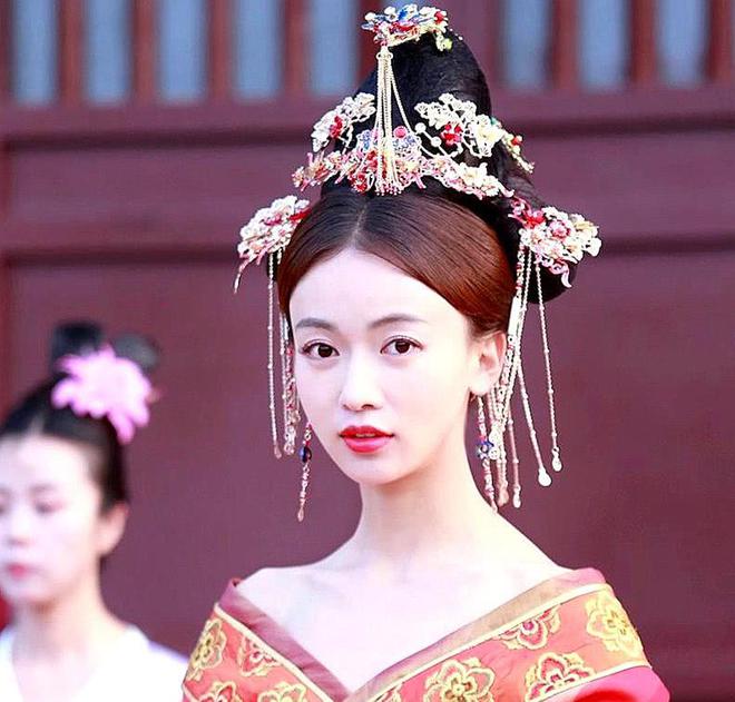 开元体育·(中国)官方网站本以为吴谨言的“唐装”够美了没想到她穿“旗袍”这么少女(图3)