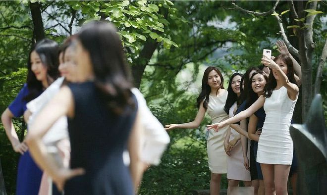 开元体育韩女大学生毕业照走红连衣裙高跟鞋显优雅就是脸有点难认(图5)