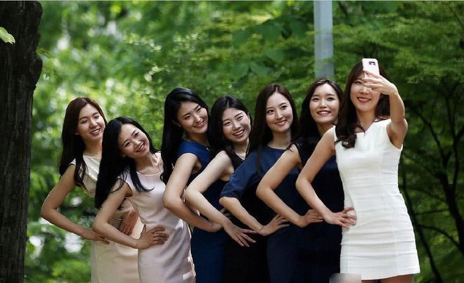 开元体育韩女大学生毕业照走红连衣裙高跟鞋显优雅就是脸有点难认(图4)