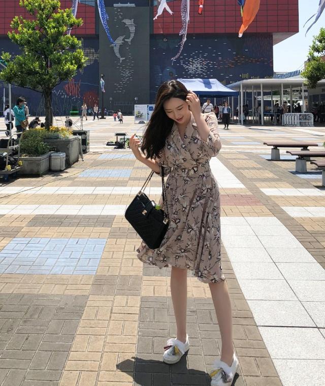 开元体育·(中国)官方网站穿上韩版连衣裙清新又时尚衬托时髦优雅的淑女气质(图10)