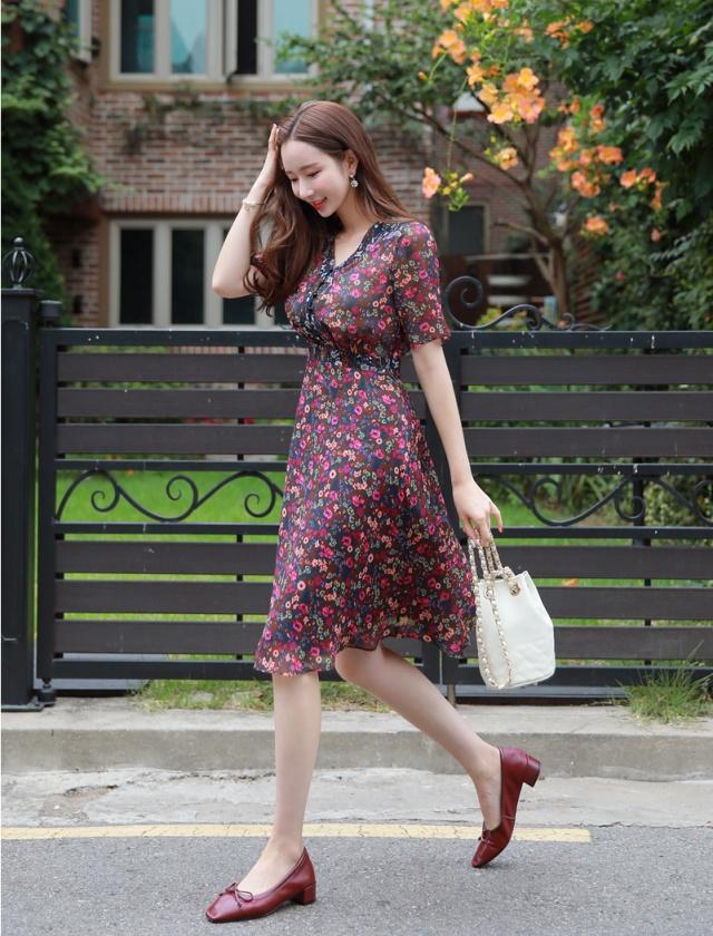 开元体育·(中国)官方网站穿上韩版连衣裙清新又时尚衬托时髦优雅的淑女气质(图8)