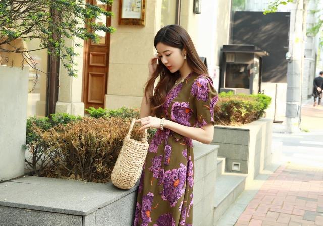 开元体育·(中国)官方网站穿上韩版连衣裙清新又时尚衬托时髦优雅的淑女气质(图9)