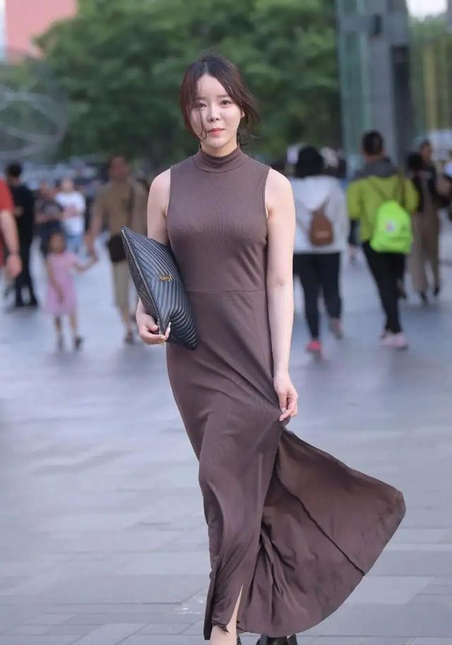 开元体育·(中国)官方网站连衣裙展现女性简洁气质上身特别洋气(图6)