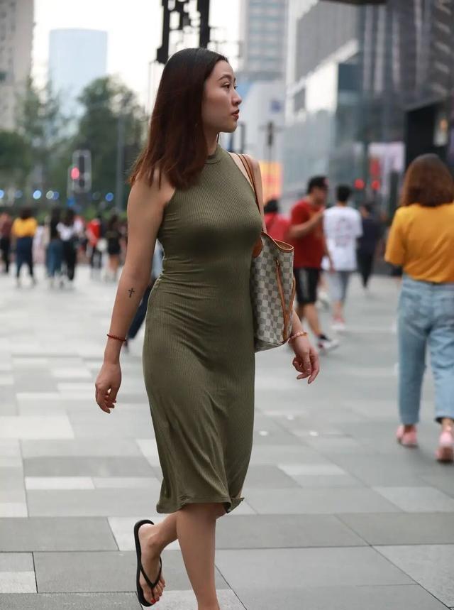 开元体育·(中国)官方网站连衣裙展现女性简洁气质上身特别洋气(图9)